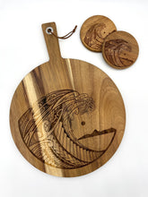 Load image into Gallery viewer, Round Tribal Engraved Cutting Board w/Handle